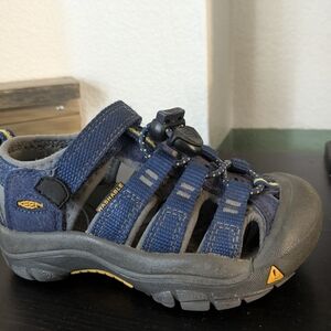 Keens little kids Newport sandals size 9